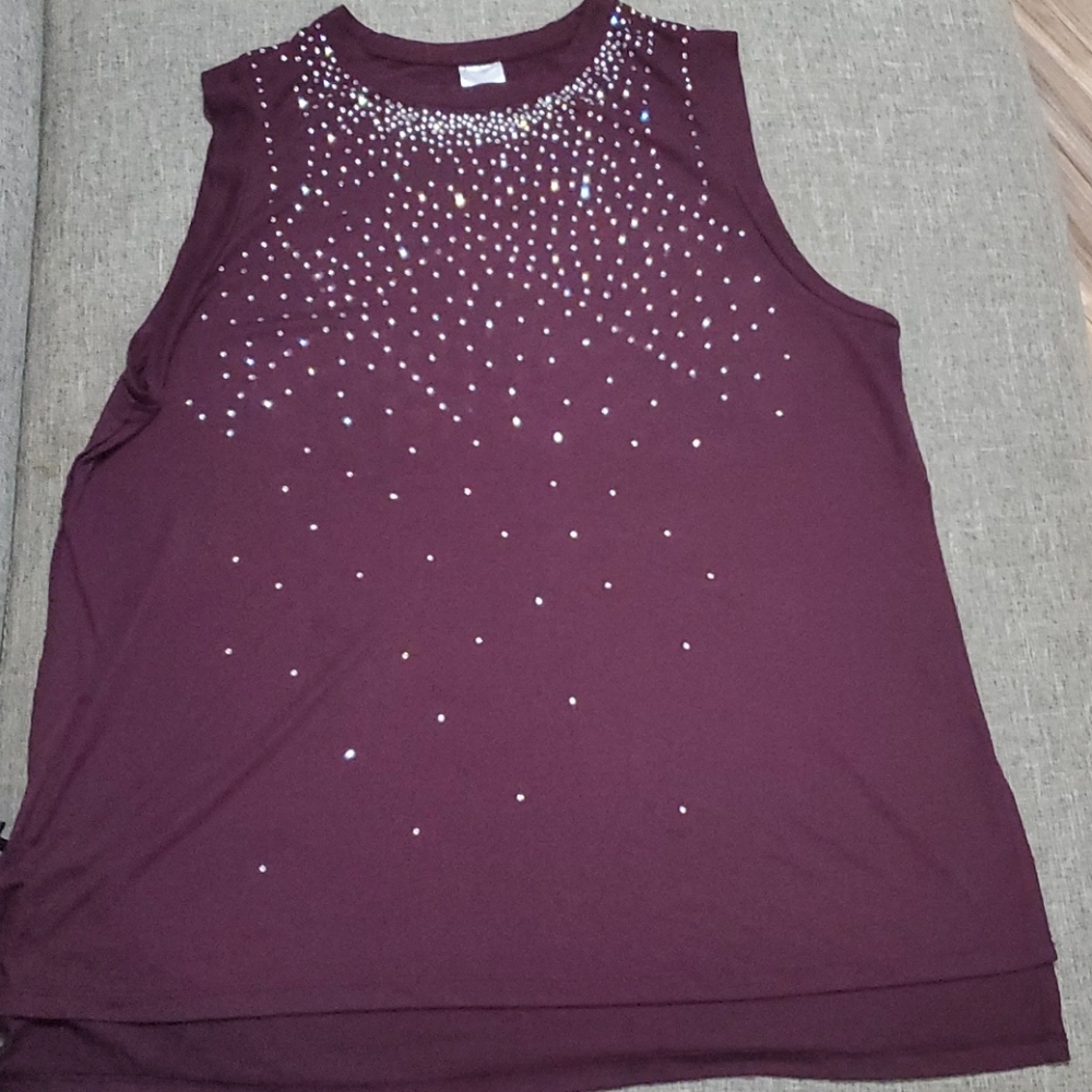 🔥5 for $25🔥Burgundy shirt with rhinestones